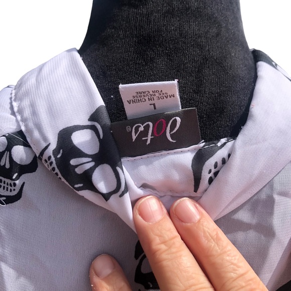 Dots White Button Down with Black Skulls size Large - Picture 10 of 10